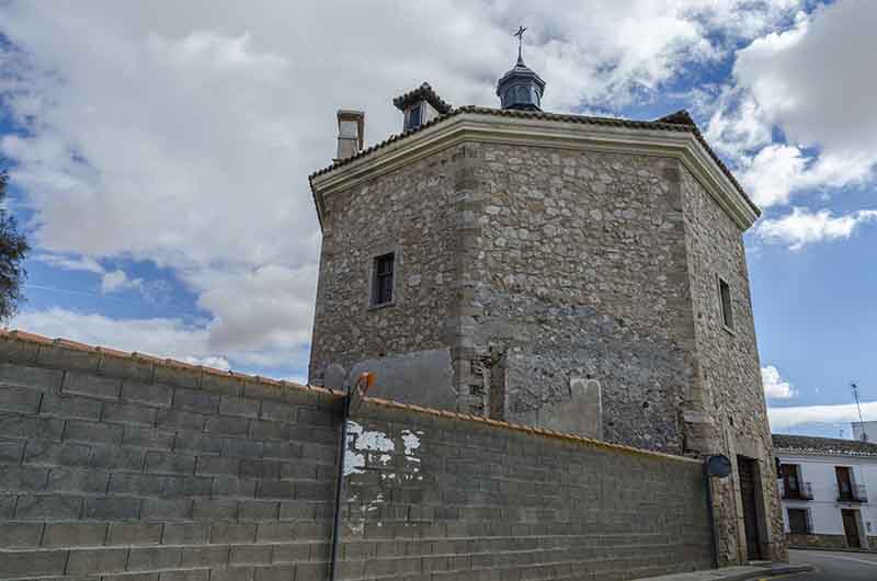 Toledo - Tembleque 16 - biblioteca municipal - antigua ermita de Veracruz.jpg